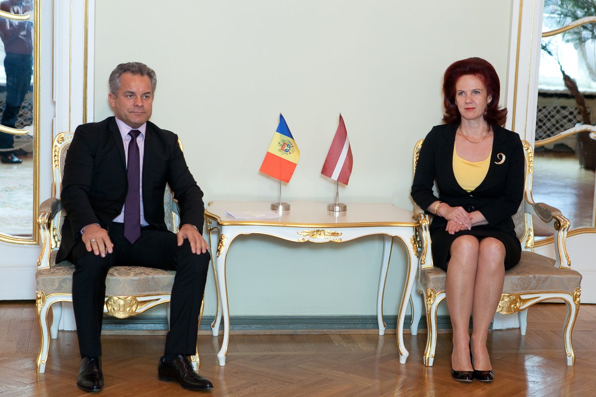 Muže, který pomohl ukrást Moldavsku miliardu, poslali na 19 let do vězení. Jeho komplic uniká v Moskvě