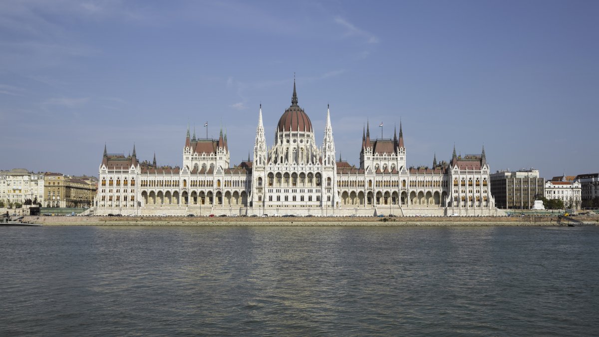Hungarian Parliament Closes the Door on Orbán's Return. It Approved an 8-Year Limit and Returns University Foundations to the State