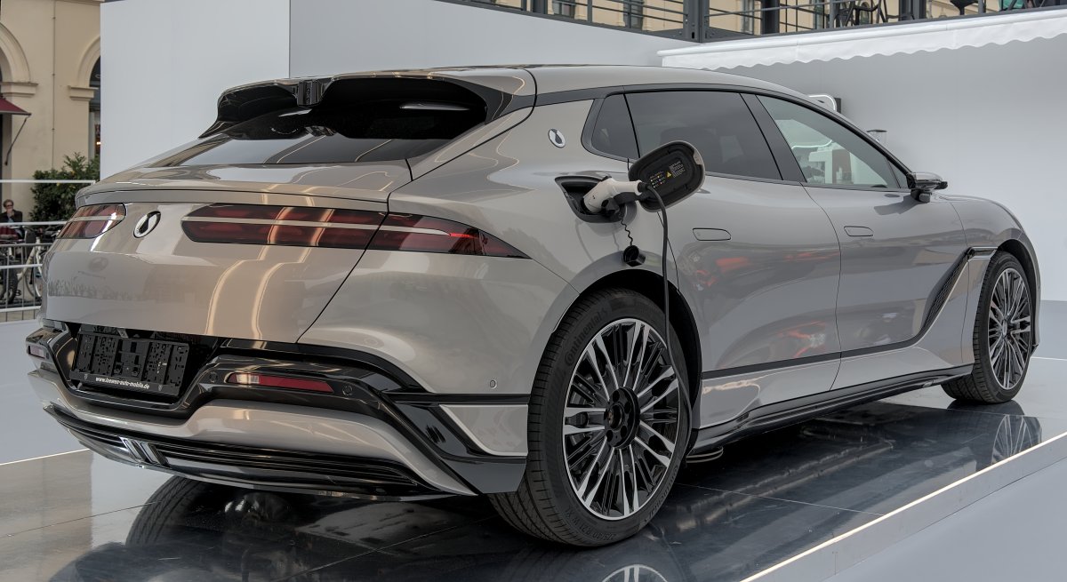 Čína poprvé prodala více elektrifikovaných aut než spalovacích. Útočí už i na německý luxus
