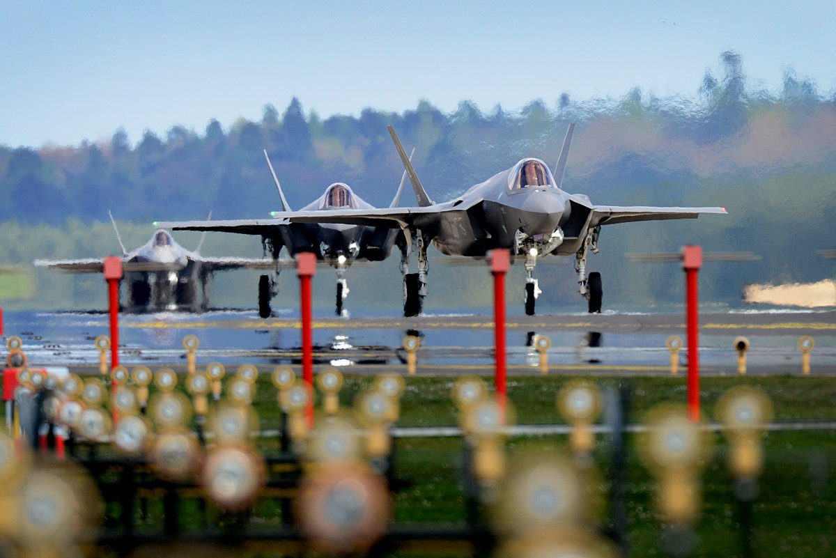 Americký pilot škrtil ženu v Anglii, dostal šest měsíců. Soudili ho vlastní důstojníci na americké základně, ne britský soud