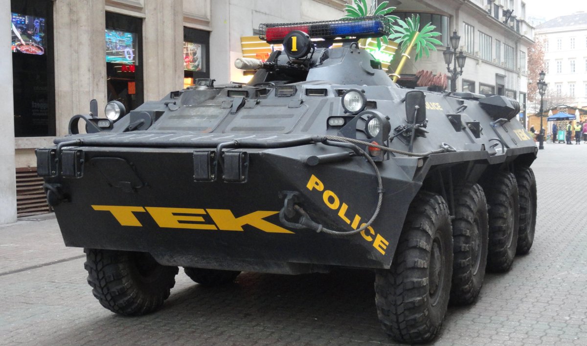 First charge filed in the "golden convoy" case — it targets the former head of TEK. Hungarian press describes his phone calls with Orbán during the raid