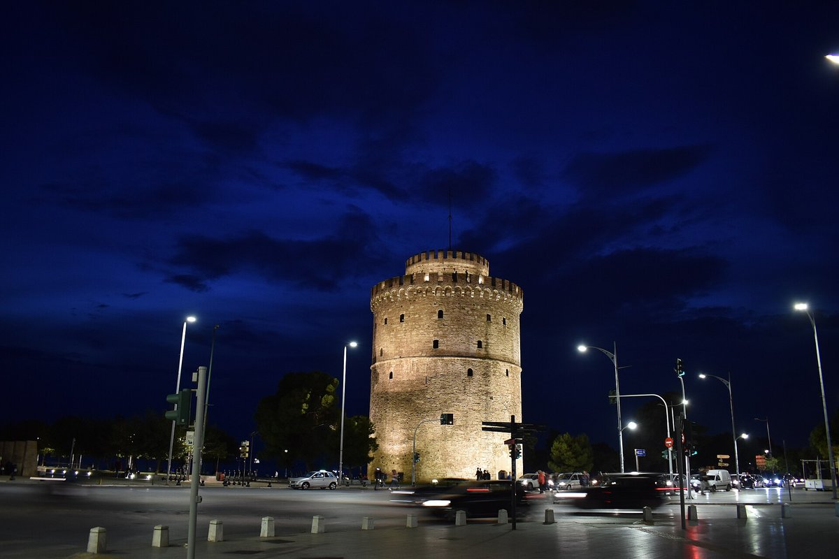 Incendiary attacks on the homes of Greek government politicians, five people in hospital. Suspects in attack on journalist detained in Italy