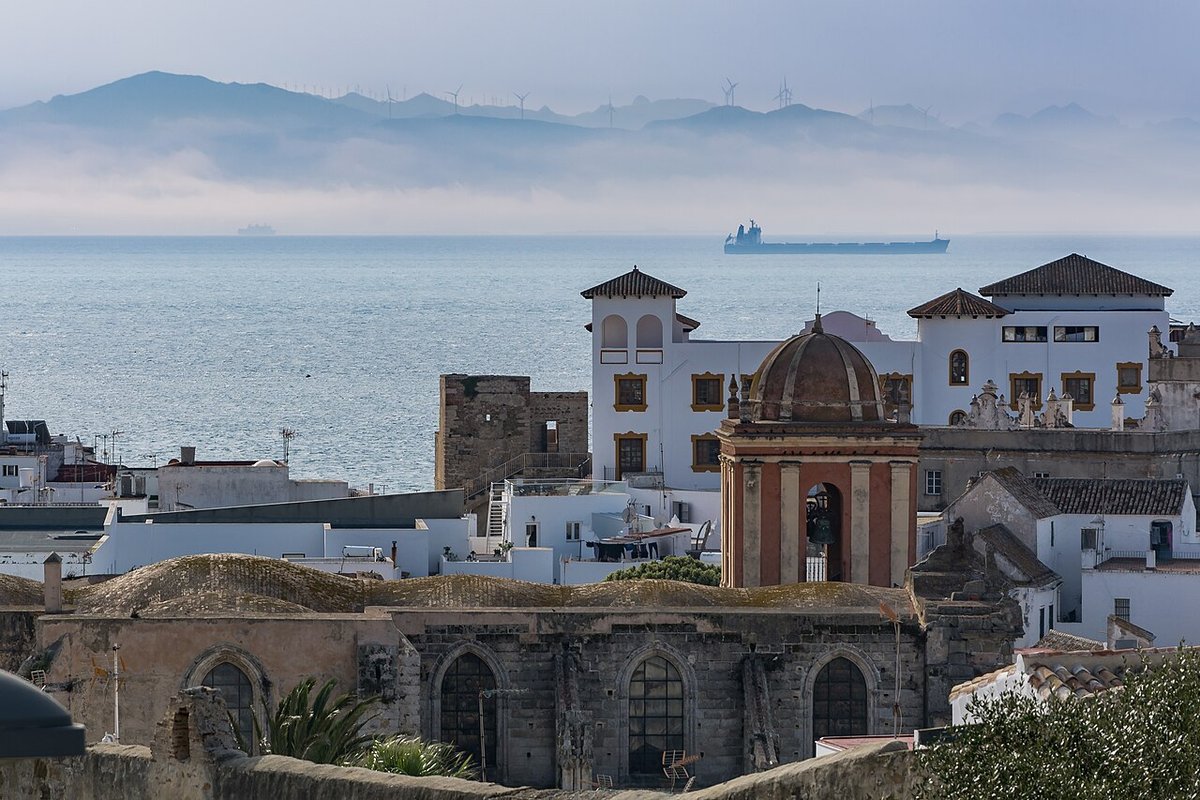 Morocco's electricity is held by 29 kilometers of cables under Gibraltar. After the Ceuta crisis, Madrid talks about energy leverage