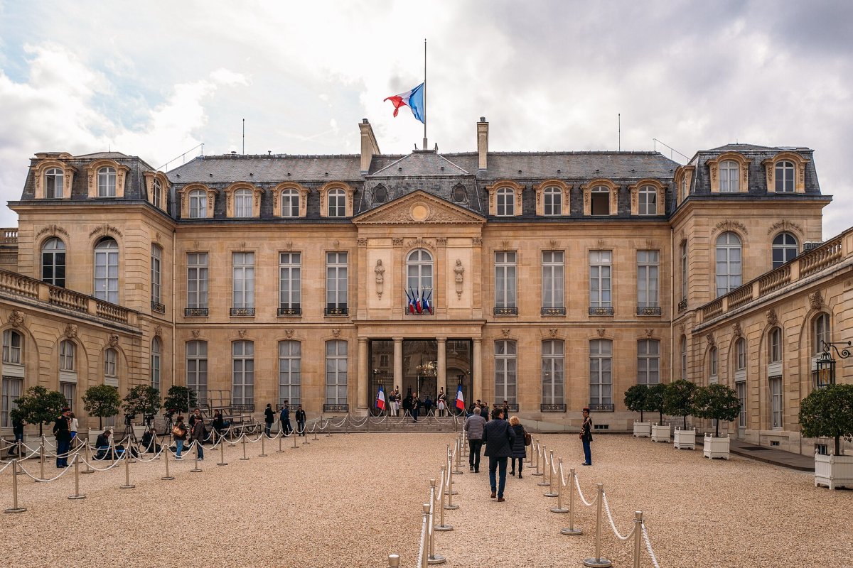 Francúzski socialisti idú do primárok, stred sa triešti. Macron je medzitým vo Švédsku pri podpise fregát za 4,3 miliardy eur