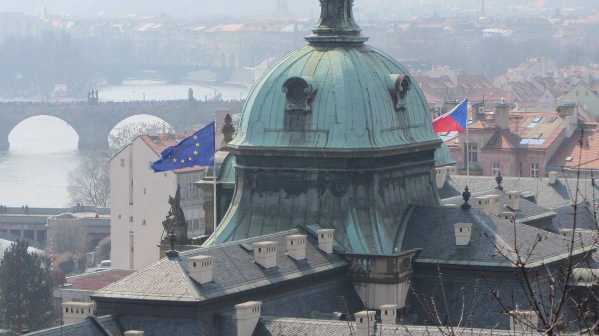 O čom píše Česko: Vláda obmedzí ruských diplomatov. Ten istý minister v ten deň nedohodol rozpočet a dal rozhovor mužovi v kukle