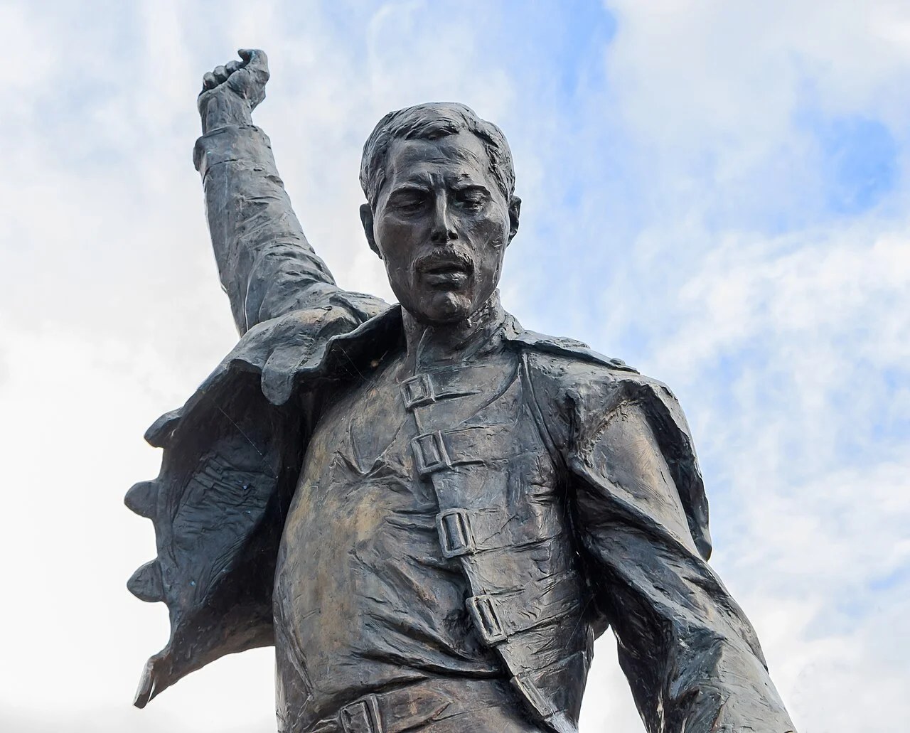 A song for Mercury's 80th birthday was written by his personal assistant. Janda and Šporcl perform on it