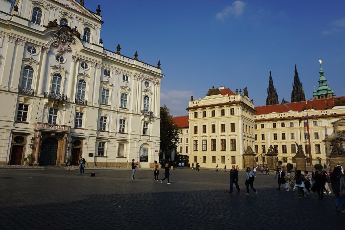 Pražský arcibiskup svolává kající pouť za kauzy církve. Na Slovensku se ve stejném týdnu přeli, zda je vůbec v defenzivě