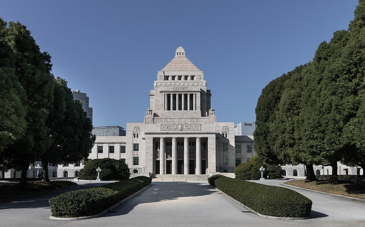 Japonská opoziční aliance se po osmi měsících rozpadla. Vláda má dvě třetiny v dolní komoře, na změnu ústavy jí to nestačí