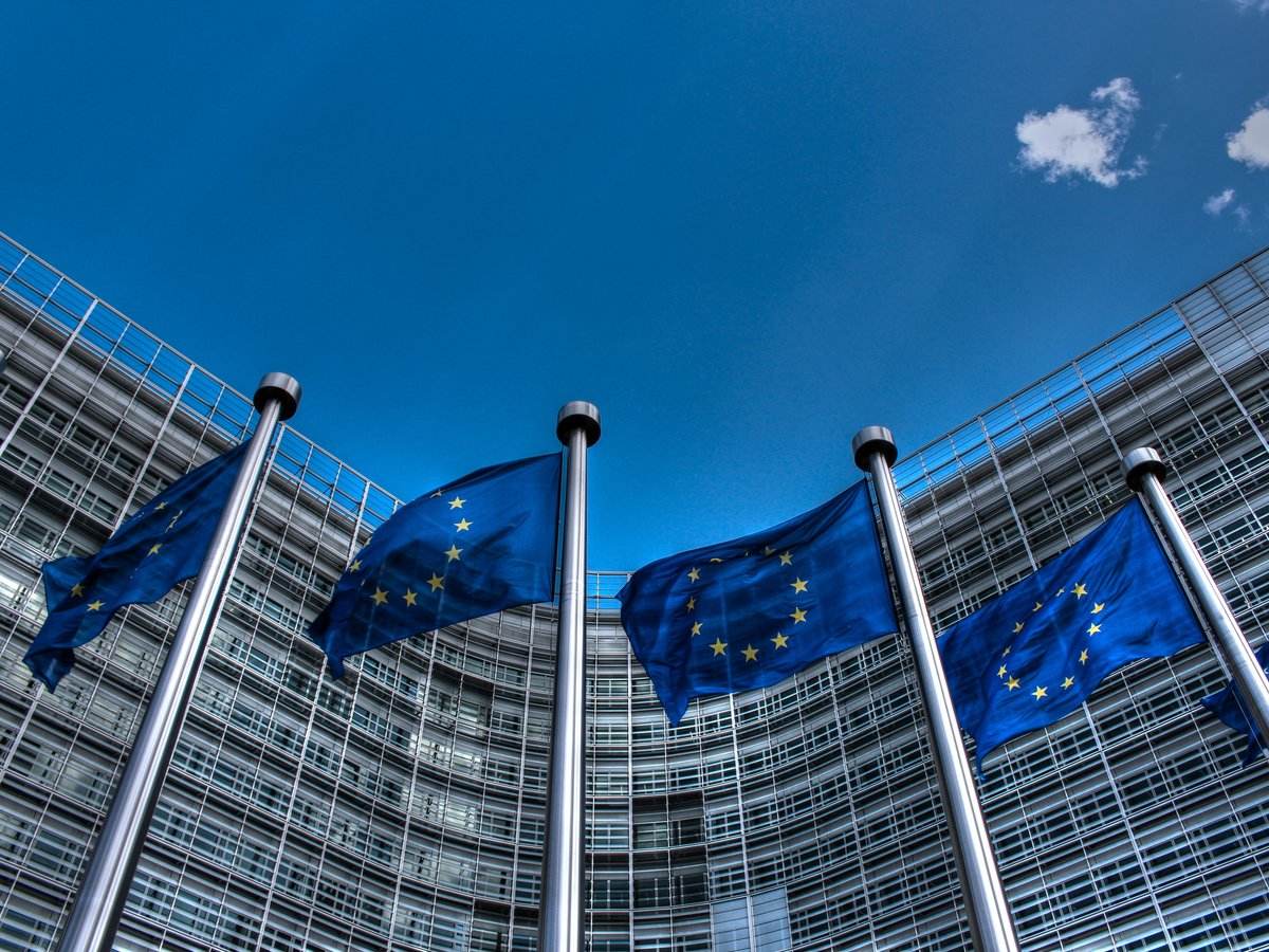 O čem píše Evropa: dron zasáhl vlak, europoslanci unikli, Trump vs. Zelenskyj o rafineriích, těsné švédské volby
