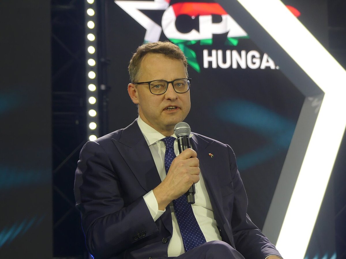 Maďarská policie prohledala firmu think-tanku blízkého Fideszu. Vyšetřuje odměny hledaného cizince, Fidesz označuje Romanowského