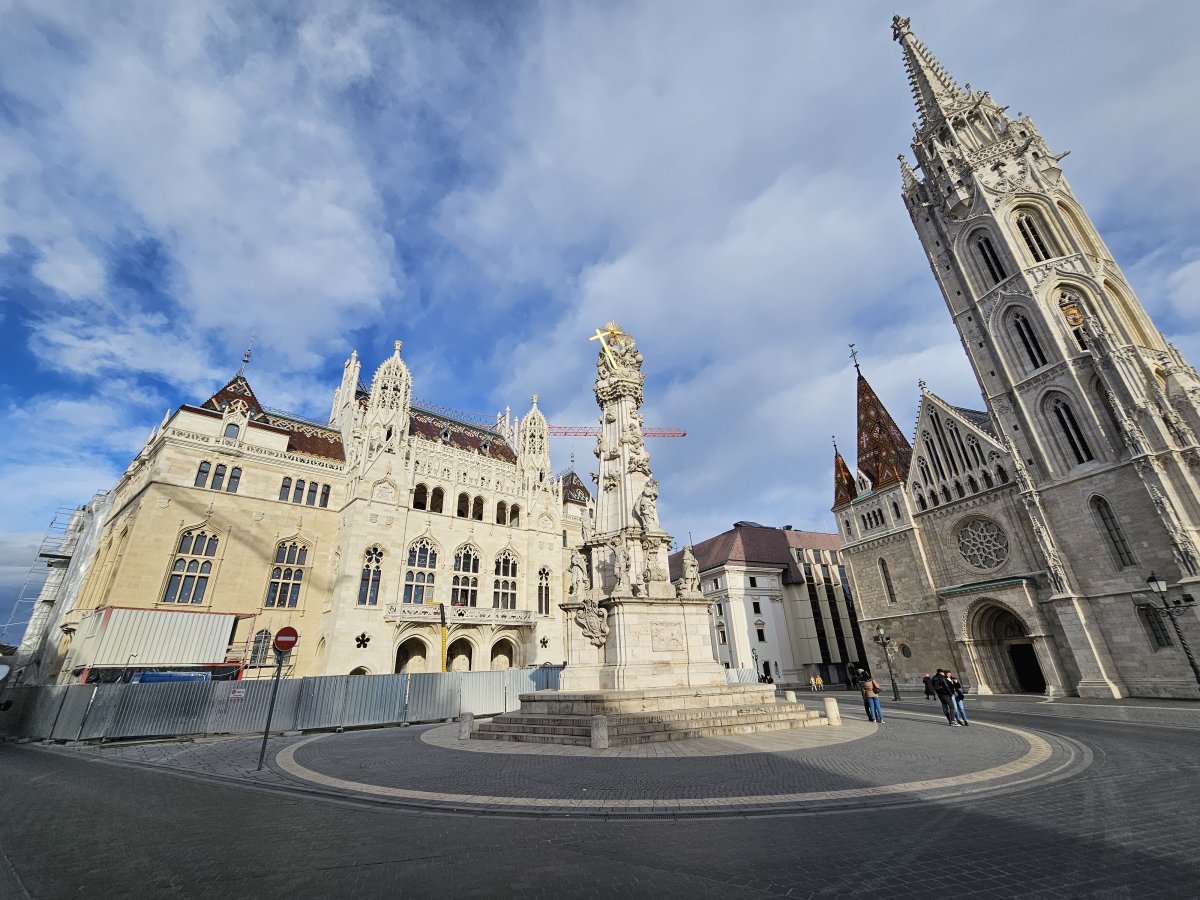 Maďarské ministerstvo vnútra zariadili za vyše dve miliardy forintov. Vešiak stál 475-tisíc, ministerský stôl 8,2 milióna
