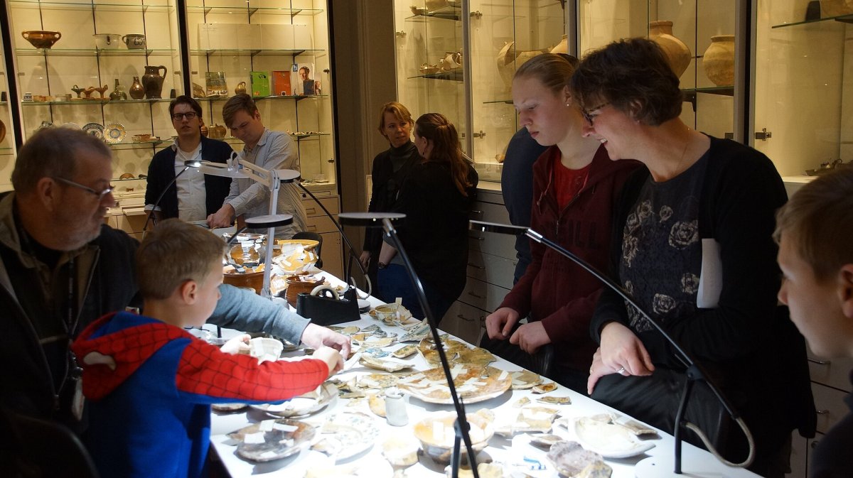 Amsterdamské muzeum vrátilo Sicílii antickou vázu, loupež odhalila svatební fotka z roku 1976