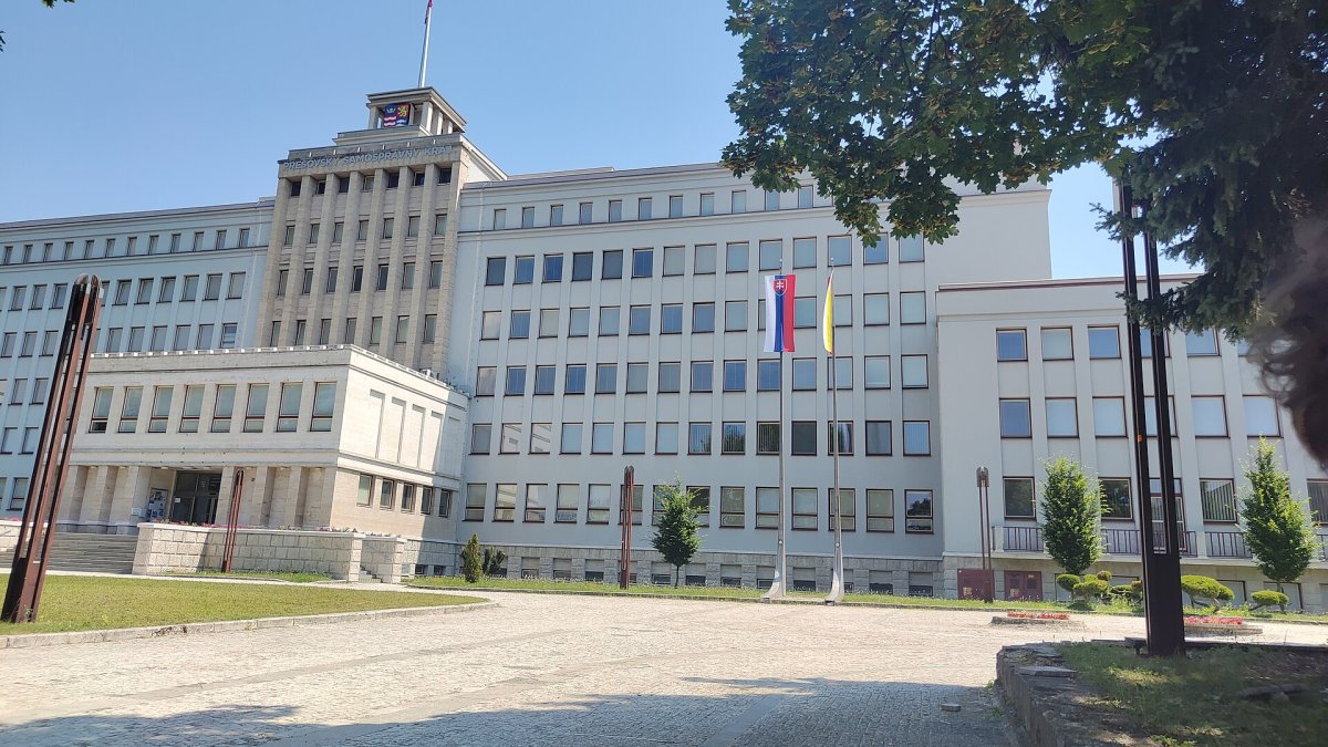 What Slovakia is writing about: All eight governors retained their seats, Mazurek lost despite a hundred thousand votes. Smer holds no mayor's office in any regional capital
