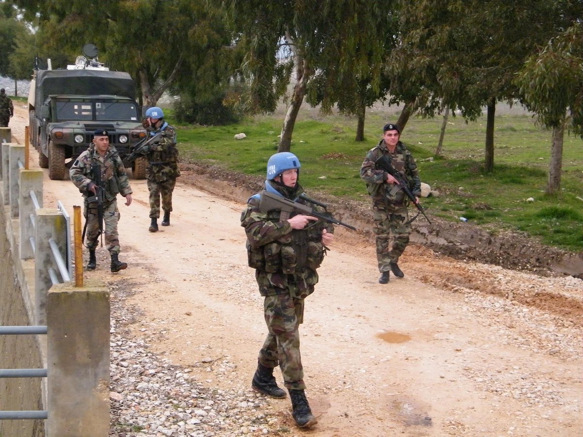 Před jednáními ve Washingtonu: druhý francouzský voják UNIFIL-u mrtev, v Libanonu zemřela novinářka