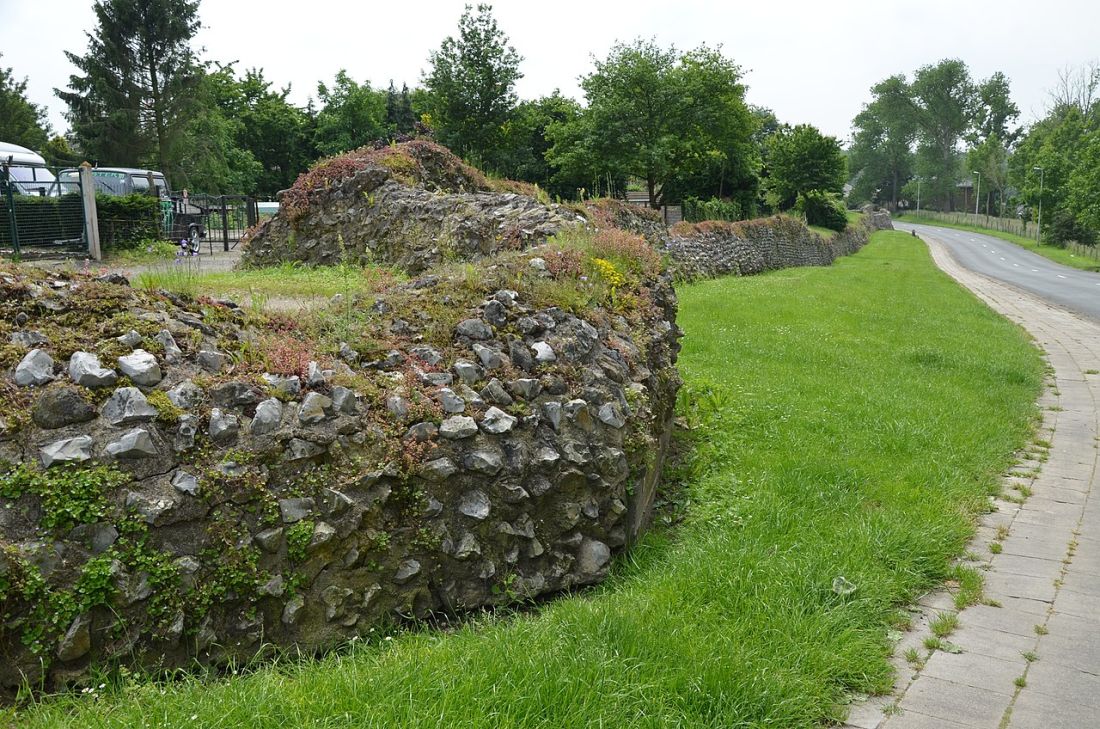 Zvyšky rímskych hradieb Tongerenu (Atuatuca Tungrorum) z 2. storočia n. l. — pôvodne vyše 4 km dlhých.
