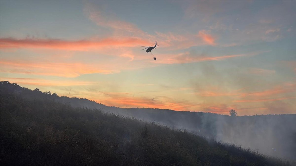 Black Hawk s hasiacim vakom nad zadymeným hrebeňom Malých Karpát.