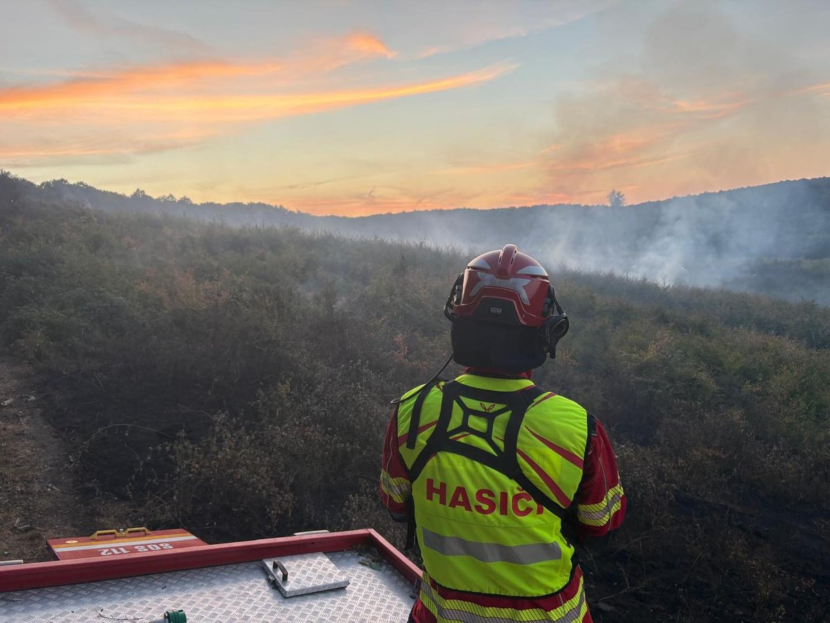 Hasič na streche zásahového vozidla sleduje dymiaci svah. Na požiarisku zasahovalo 17 príslušníkov HaZZ a 53 členov dobrovoľných hasičských zborov obcí.