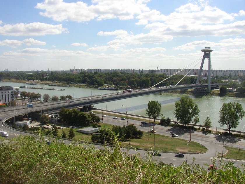 Bomb disposal experts destroy 700-kilogram bomb from the Danube