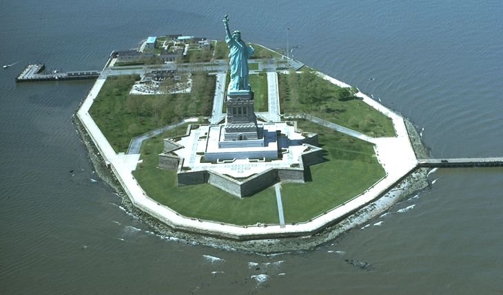 U Liberty Island se převrátila loď, zemřela žena s dítětem