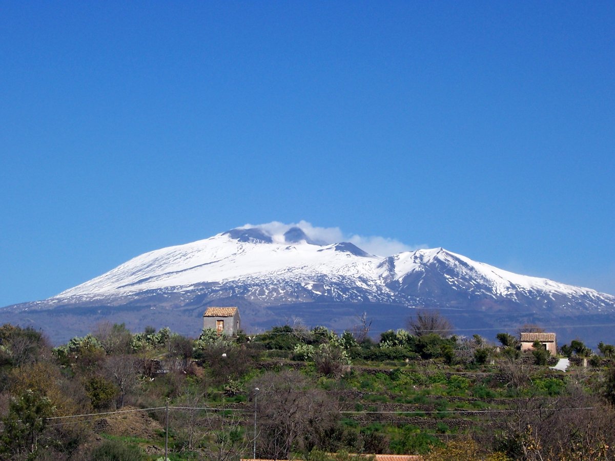 Etna Eruption Continues to Restrict Flights in Sicily