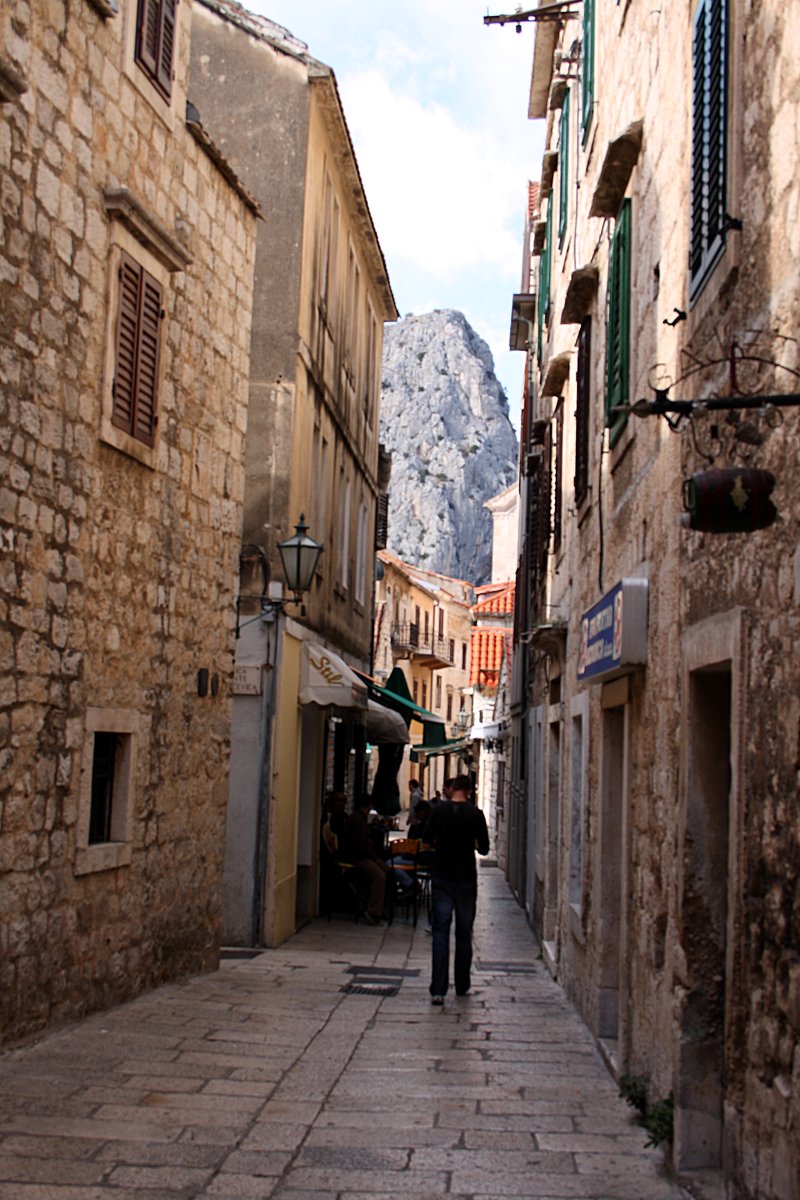 Požár u Omiše zranil desítky lidí a vyhnal turisty z ubytování