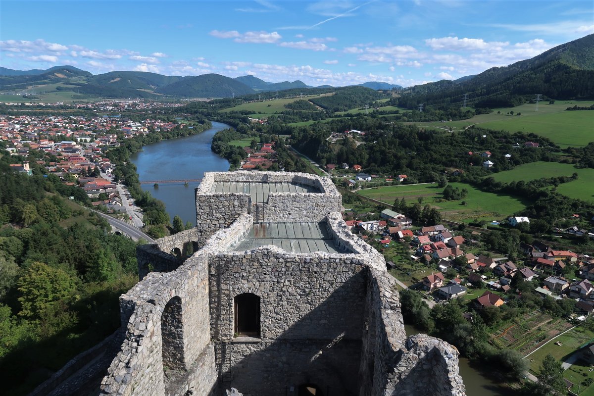 Tunel Višňové uzavreli pre požiar auta, premávka ide cez Strečno