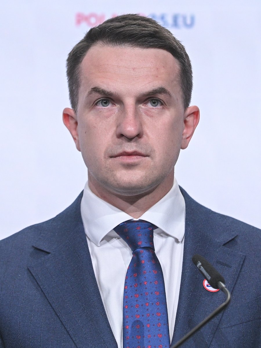 Tusk po útoku poblíž Varšavy žádá policejní návštěvy škol