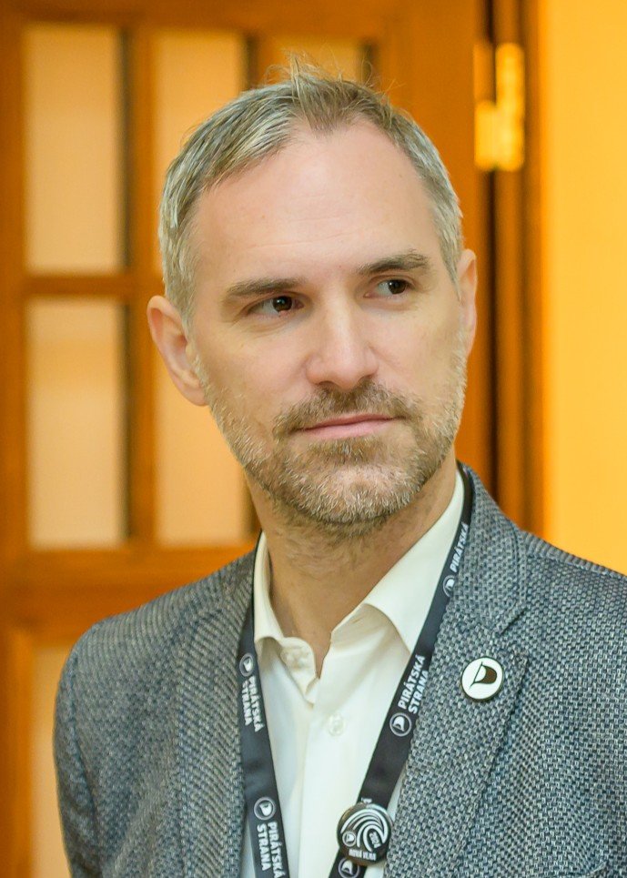 Piráti po prohře Adély Suchardy Šípové přišli o Senát